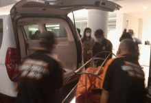 Petugas mengevakuasi jenazah seorang perempuan dari kamar hotel ke dalam ambulana di Jalan Abdul Majid Raya Cipete Selatan, Cilandak, Jakarta Selatan, Sabtu (4/9/2021). Foto : Antara/Sihol Hasugian.