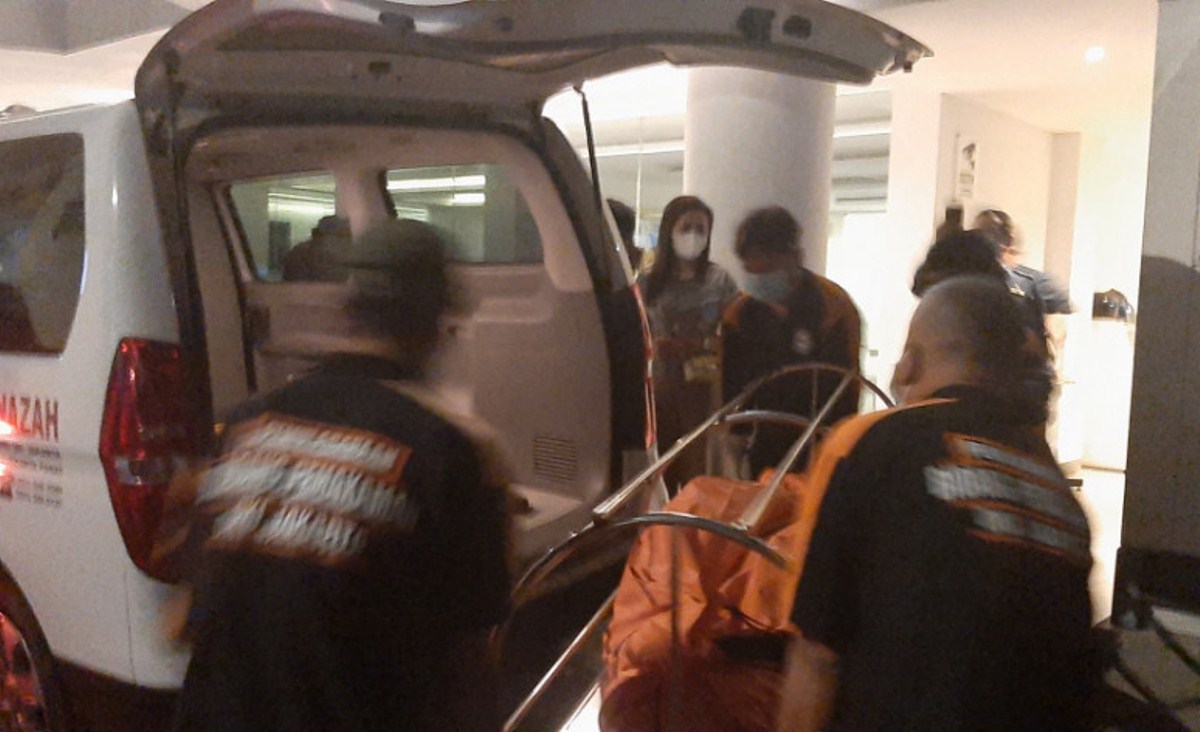 Petugas mengevakuasi jenazah seorang perempuan dari kamar hotel ke dalam ambulana di Jalan Abdul Majid Raya Cipete Selatan, Cilandak, Jakarta Selatan, Sabtu (4/9/2021). Foto : Antara/Sihol Hasugian.