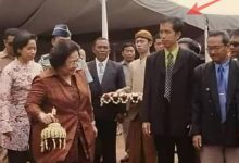 Muncul Foto Lawas Jokowi Menyambut Megawati saat Jabat Presiden