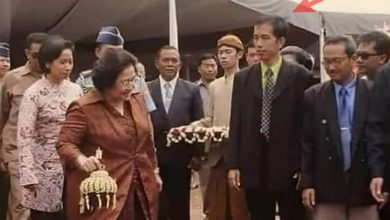 Muncul Foto Lawas Jokowi Menyambut Megawati saat Jabat Presiden