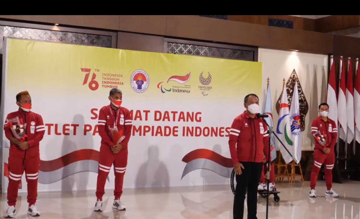 Menteri Pemuda dan Olahraga (Menpora) Zainudin Amali (tengah) memberikan sambutan saat menyambut kepulangan rombongan kedua tim Indonesia untuk Paralimpiade Tokyo di Bandara Soekarno-Hatta, Tangeran, Sabtu (4/9/2021). Foto : Antara/Shofi Ayudiana