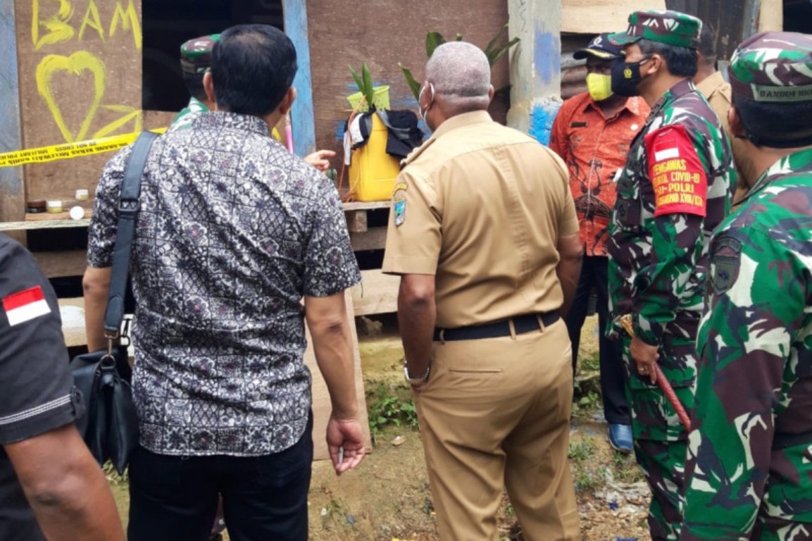 Gubernur Papua Barat Dominggus Mandacan meninjau langsung tempat kejadian perkara di kampung Kisor Distrik Aifat Selatan kabupaten Maybrat. Foto : Antara/Hans Arnold Kapisa