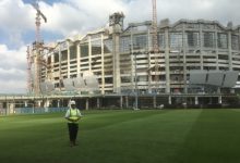 Gubernur DKI Jakarta Anies Baswedan saat meninjau proyek pembangunan Jakarta International Stadium (JIS) di Jakarta Utara. Foto : Antara/Abdu Faisal