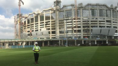Gubernur DKI Jakarta Anies Baswedan saat meninjau proyek pembangunan Jakarta International Stadium (JIS) di Jakarta Utara. Foto : Antara/Abdu Faisal