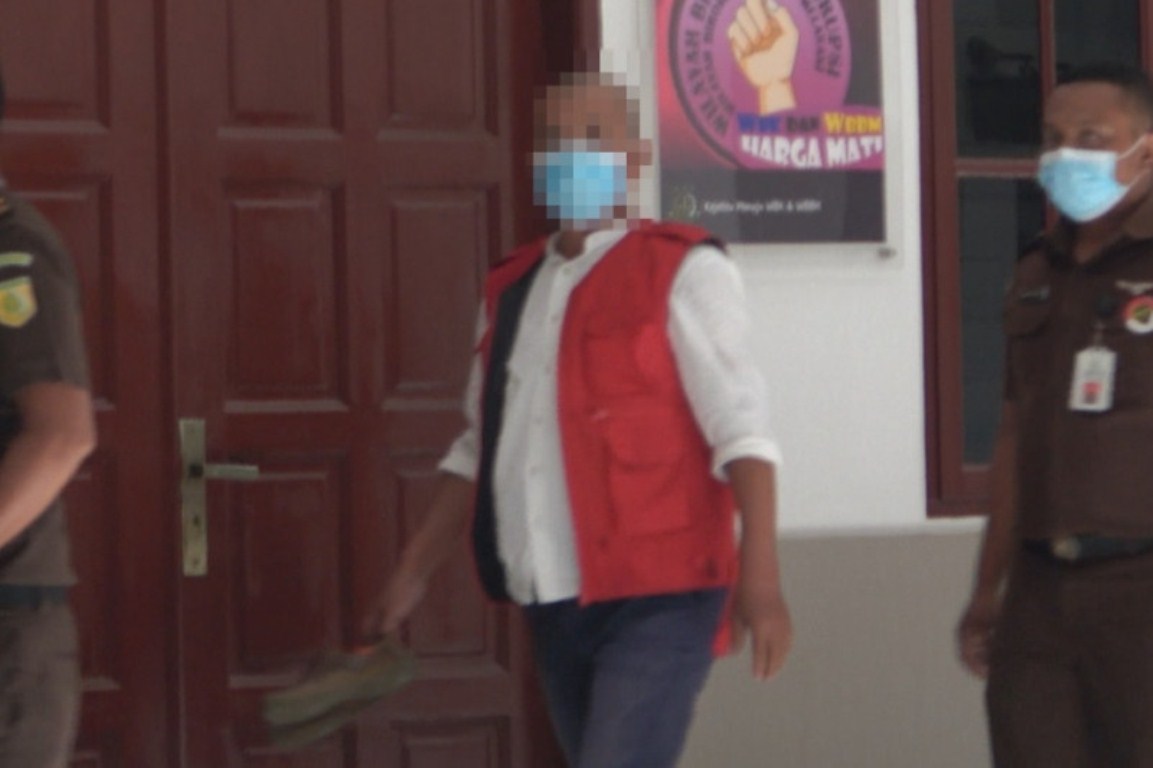Tim Kejaksaan Tinggi Sumatera Utara saat mengamankan tersangka SS di Kejati Sumut. Foto : Antara/HO