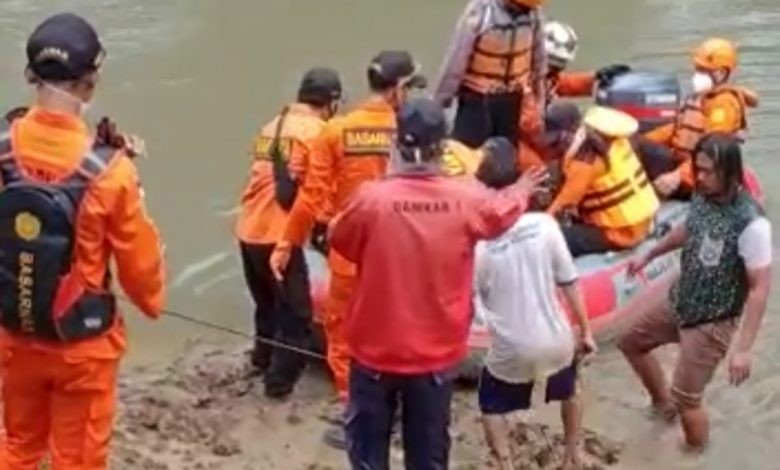 Tim Sar Temukan Korban Tenggelam Di Sungai Cidurian Tangerang