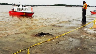 Truk Fuso Tercebur Di Pelabuhan Trisakti Banjarmasin, Dua Penumpang Hilang