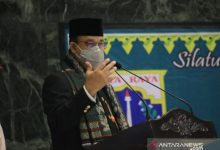 Gubernur DKI Jakarta Anies Baswedan memberikan sambutan setelah mendapatkan gelar kehormatan Tokoh Betawi yang diberikan Majelis Adat Bamus Betawi di Balai Kota Jakarta, Minggu (31/10/2021). (ANTARA)