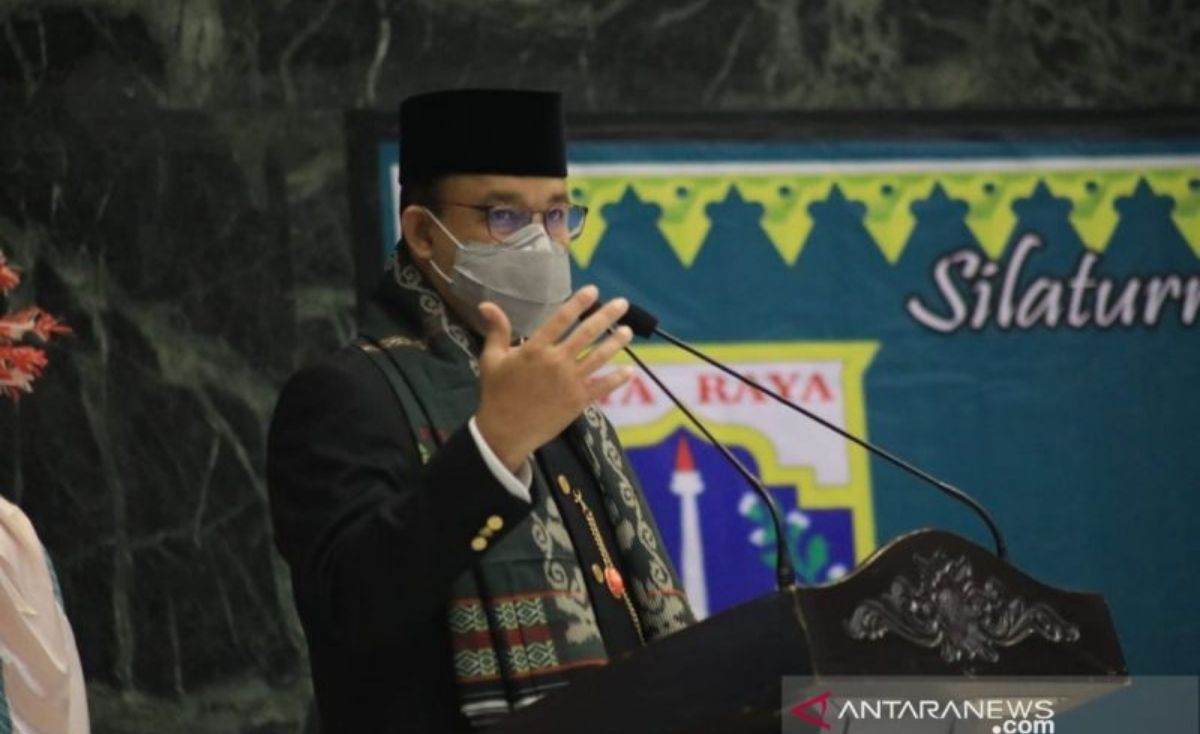Gubernur DKI Jakarta Anies Baswedan memberikan sambutan setelah mendapatkan gelar kehormatan Tokoh Betawi yang diberikan Majelis Adat Bamus Betawi di Balai Kota Jakarta, Minggu (31/10/2021). (ANTARA)