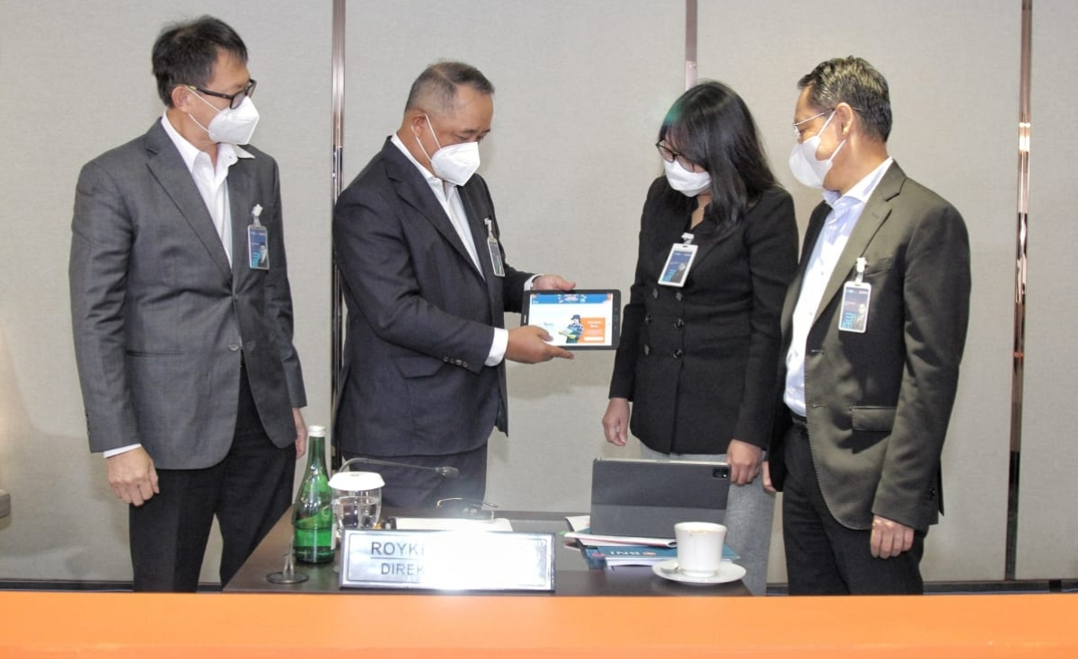 Kiri ke kanan: Direktur IT dan Operasi Bank negara Indonesia (BNI) Y.B. Hariantono, Direktur Utama BNI Royke Tumilaar, Direktur Keuangan BNI Novita Widya Anggraini, dan Direktur Manajemen Risiko BNI David Pirzada berbincang-bincang mengenai BNI Xpora di sela penyelenggaraan Public Expose BNI Q3 2021 di Jakarta, Senin (25/10/2021). Foto: BNI