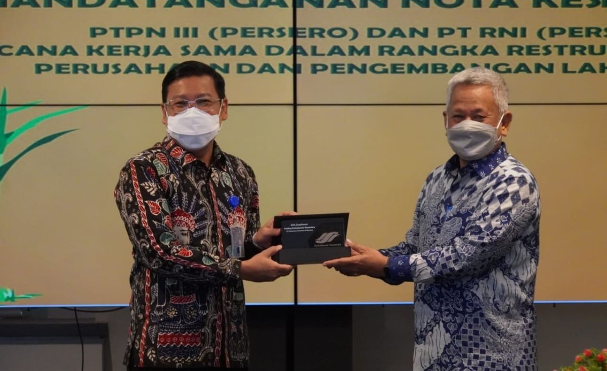 Penandatanganan Nota Kesepahaman antara Holding Perkebunan Nusantara PT Perkebunan Nusantara III (Persero) atau PTPN III bersama PT Rajawali Nusantara Indonesia (Persero) atau RNI, di Kantor PTPN III Holding, Jakarta, Kamis (28/10).
