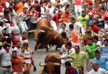 Para peserta berlari cepat di samping banteng petarung Pedraza de Yeltes dekat pintu masuk arena adu banteng dalam festival San Fermin di Pamplona, Spanyol utara. (ANTARA/REUTERS)