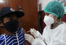 Petugas Dinas Kesehatan (Dinkes) Kota Tangerang menyuntik vaksin ke salah satu warga di Kota Tangerang. (Antara)