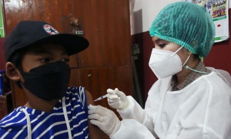 Petugas Dinas Kesehatan (Dinkes) Kota Tangerang menyuntik vaksin ke salah satu warga di Kota Tangerang. (Antara)