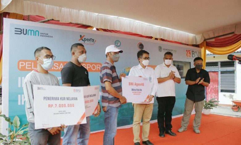 Wakil Pemimpin Bank Negara Indonesia (BNI) Wilayah 06 - Denpasar, Mustakim (ketiga kanan) menyerahkan secara simbolis kredit usaha rakyat (KUR) Nelayan serta fasilitas Agen46 pada nelayan di Maumere, Nusa Tenggara Timur, Sabtu (30/10). Foto: BNI