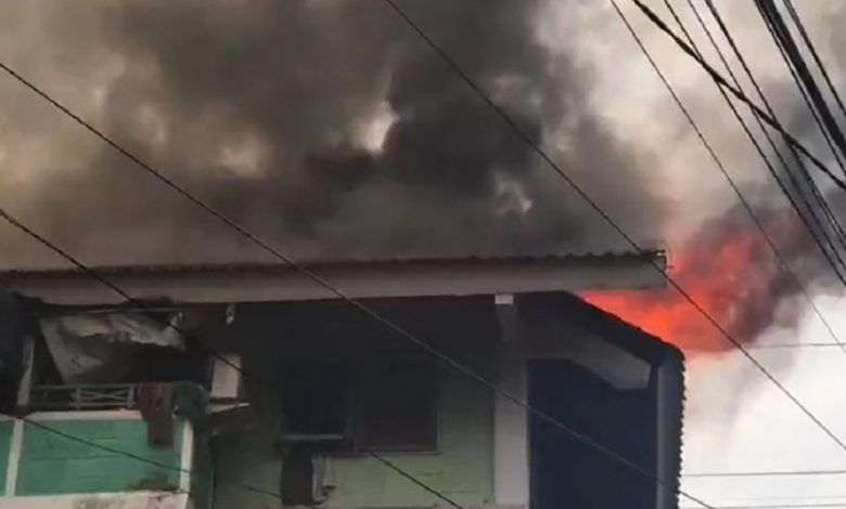 Rusun Tanah Tinggi Jakarta Pusat Terbakar, Seorang Warga Dilarikan Ke Rs