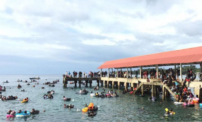 Ribuan Warga Maluku Gelar Tradisi Mandi Safar