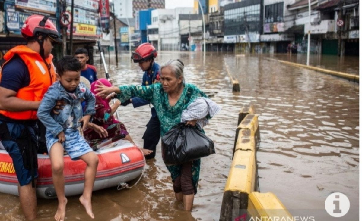 Penanganan korban bancana. (Antara)