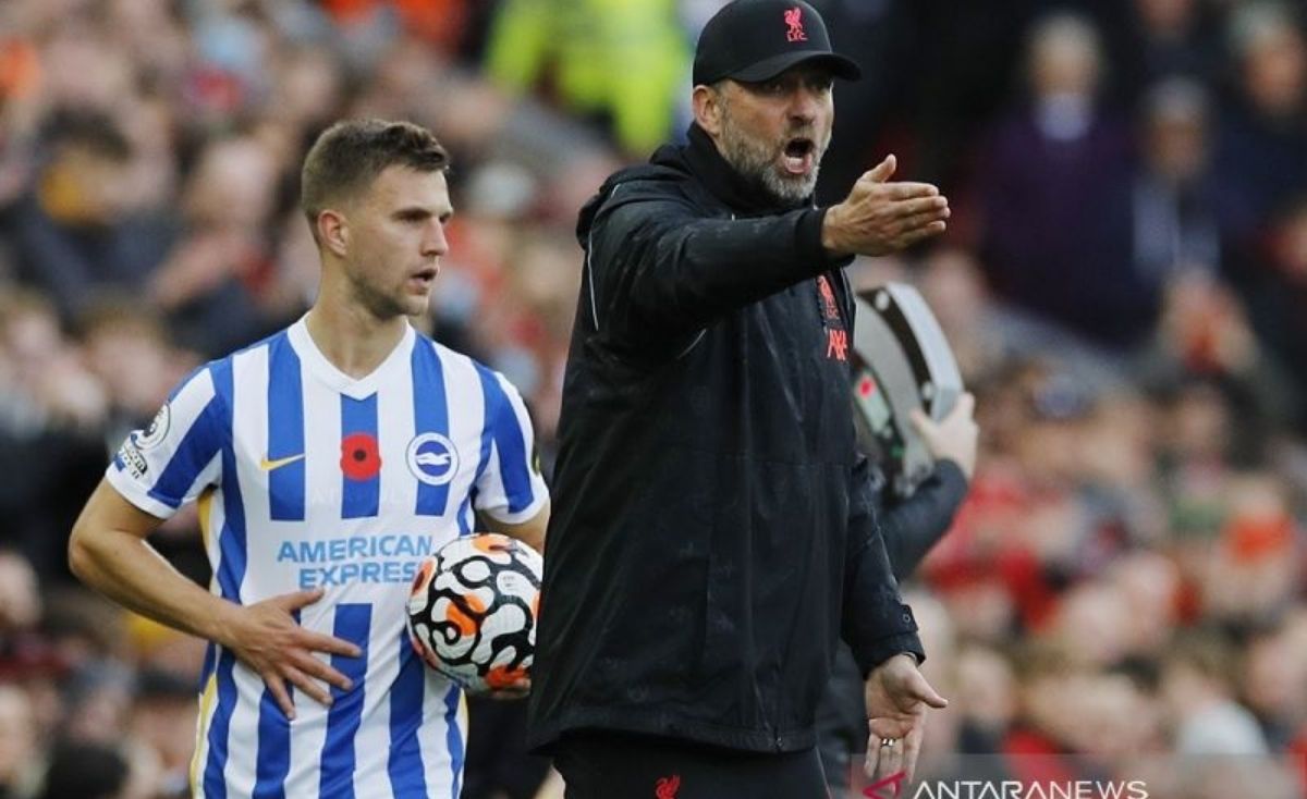 Manajer Liverpool Juergen Klopp (kanan) memberi arahan kepada pemainnya saat menghadapi Brighton Hove Albion dalam lanjutan Liga Inggris di Stadion Anfield, Liverpool, Inggris, Sabtu (30/10/2021). (ANTARA/REUTERS)