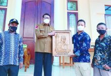 Gubernur Banten Dapat Hadiah Ukiran Wajah dari Seniman Difabel