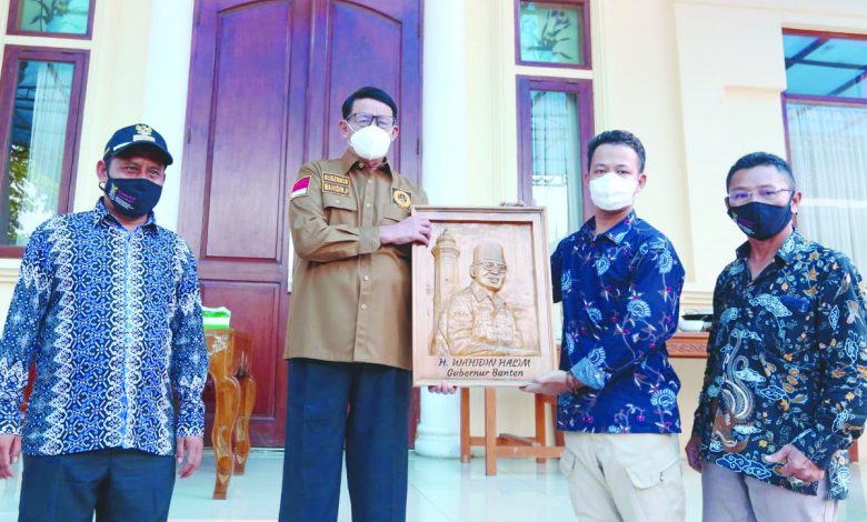 Gubernur Banten Dapat Hadiah Ukiran Wajah Dari Seniman Difabel