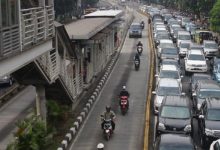 Sejumlah kendaraan bermotor menerobos jalur TransJakarta di kawasan Mampang Prapatan, Jakarta, Jumat (17/4/2021). Foto : Antara /Reno Esnir