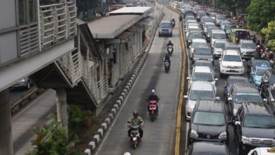 Sejumlah Kendaraan Bermotor Menerobos Jalur Transjakarta Di Kawasan Mampang Prapatan, Jakarta, Jumat (17/4/2021). Foto : Antara /Reno Esnir