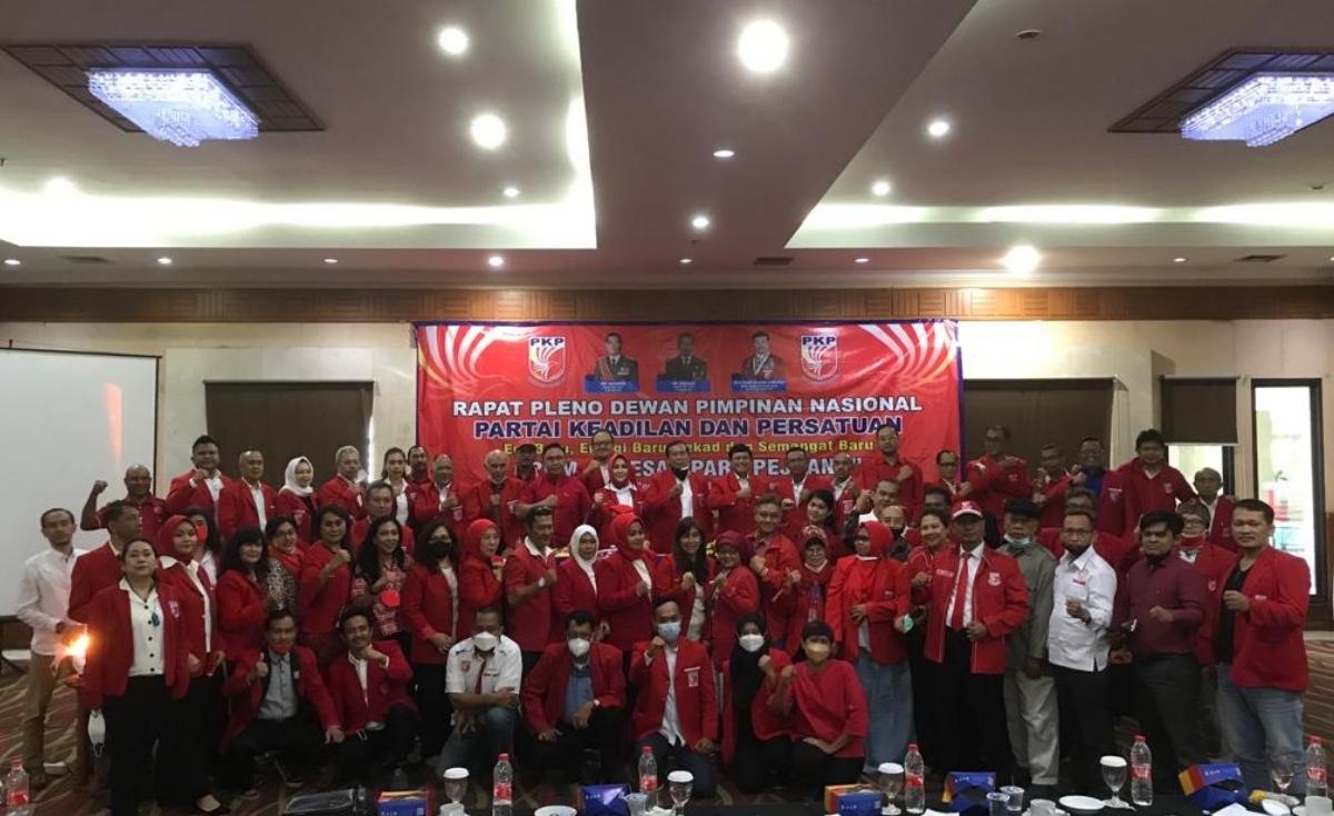 Jajaran DPN Partai Keadilan dan Persatuan (PKP) foto bersama usai menggelar Rapat Pleno di Jakarta pada Rabu (10/11/2021). Foto : DPP PKP