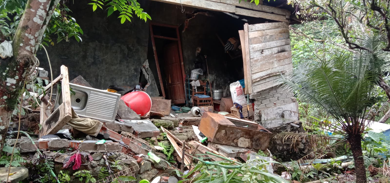 Dua Rumah Rusak Parah Dan Satu Terancam Ambruk Akibat Pegerakan Tanah