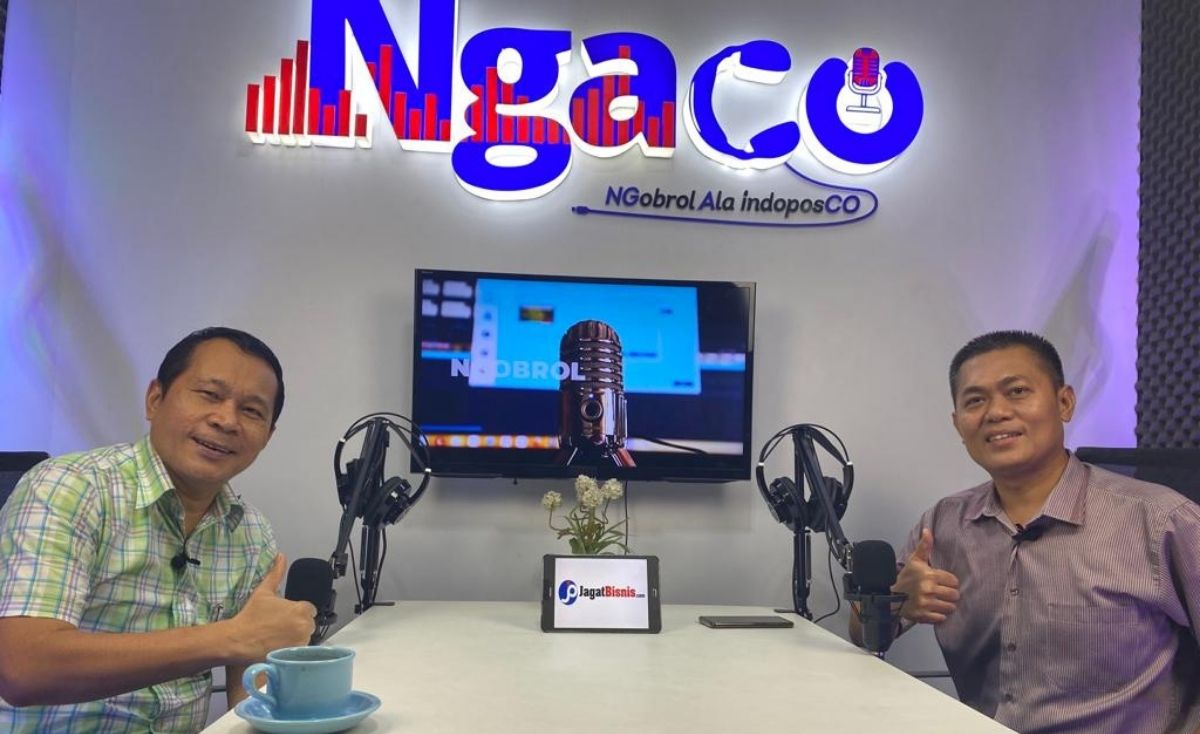 Anggota DPR RI Komisi III Santoso (kiri), saat menjadi tamu Podcast Ngaco (Ngobrol ala Indoposco), Selasa (26/10/2021). Santoso yang juga Ketua DPD Partai Demokrat DKI Jakarta berpose bersama Host Podcast Ngaco, Ali Rachman. Foto: Yoga/Indoposco