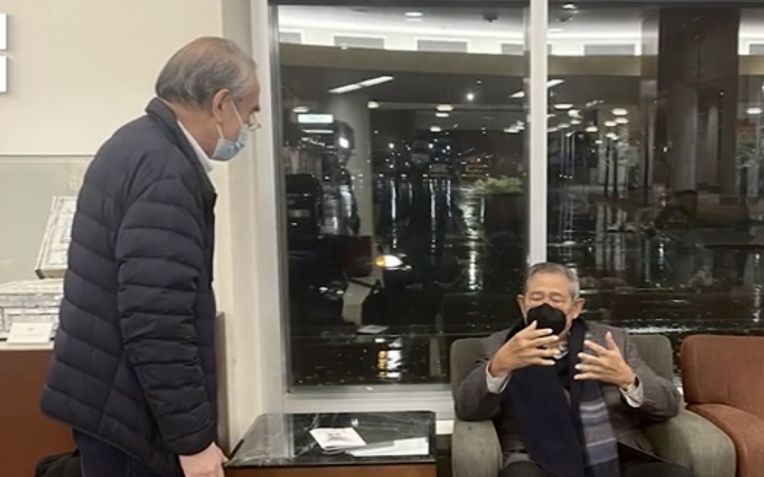 Presiden Keenam RI Susilo Bambang Yudhoyono (SBY) (kanan) duduk di ruang tunggu sebelum masuk ke ruang perawatan untuk dioperasi oleh tim dokter di Mayo Clinic Rochester, Amerika Serikat, Kamis (11/11/2021) sebagaimana disiarkan oleh rekaman video resmi Partai Demokrat yang diterima di Jakarta, Jumat (12/11/2021). Foto : Antara/Genta Tenri Mawangi