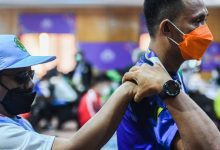 Panitia membantu mengarahkan salah satu atlet catur usai pertandingan Peparnas XVI Papua di Hotel Sahid, Jayapura, Papua, Minggu (7/11/2021). Foto : Antara /Indrayadi TH/rwa.