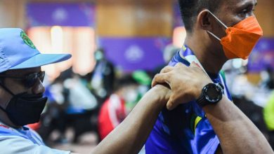 Panitia membantu mengarahkan salah satu atlet catur usai pertandingan Peparnas XVI Papua di Hotel Sahid, Jayapura, Papua, Minggu (7/11/2021). Foto : Antara /Indrayadi TH/rwa.