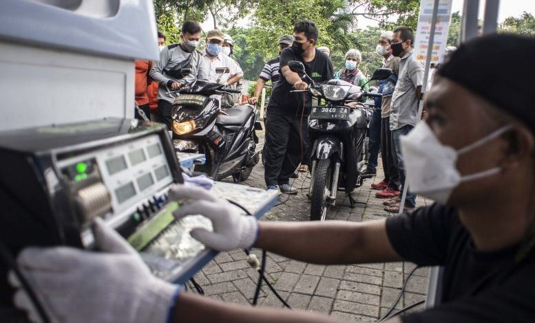 Petugas melakukan uji emisi kendaraan bermotor di kawasan IRTI Monas, Jakarta, Jumat (5/11/2021). Foto : Antara/Aprillio Akbar/aww.