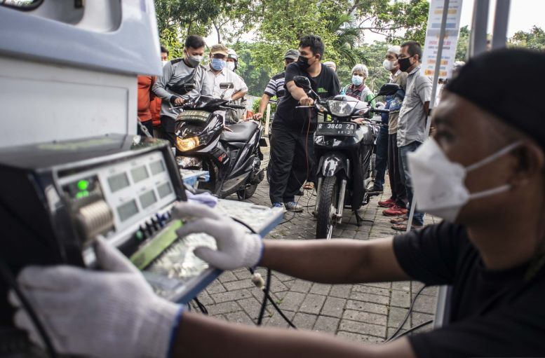 Petugas melakukan uji emisi kendaraan bermotor di kawasan IRTI Monas, Jakarta, Jumat (5/11/2021). Foto : Antara/Aprillio Akbar/aww.