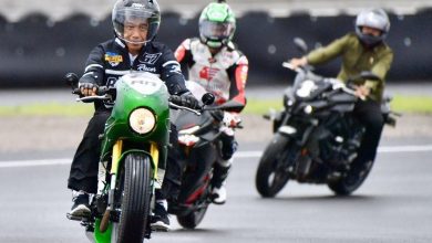 Presiden Joko Widodo (depan) mengendarai sepeda motor custom Kawasaki W175 saat mencoba lintasan Pertamina Mandalika International Street Circuit di KEK Mandalika, Praya, Lombok Tengah, NTB, Jumat (12/11/2021). Foto : Setpres/Agus Suparto/Handout/sgd/wsj.