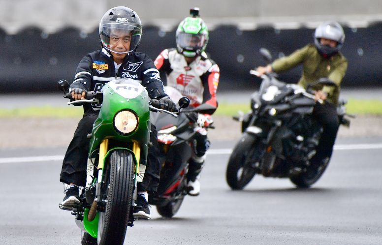 Presiden Joko Widodo (depan) mengendarai sepeda motor custom Kawasaki W175 saat mencoba lintasan Pertamina Mandalika International Street Circuit di KEK Mandalika, Praya, Lombok Tengah, NTB, Jumat (12/11/2021). Foto : Setpres/Agus Suparto/Handout/sgd/wsj.