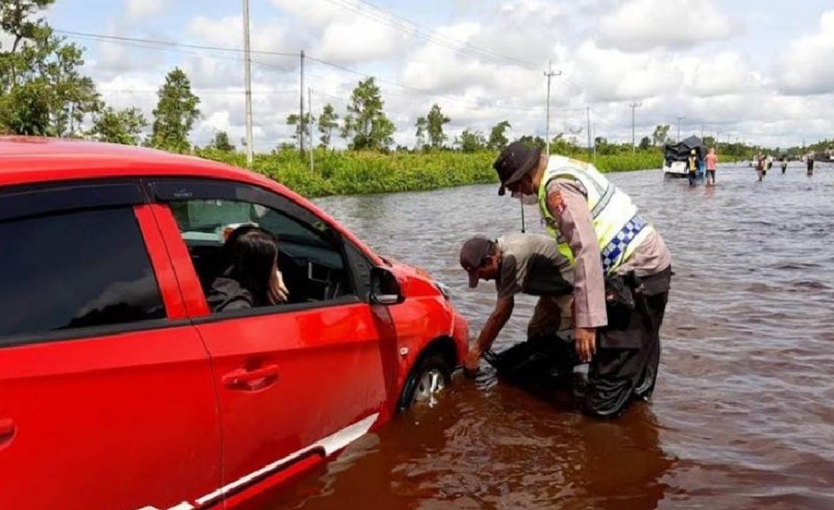 banjir di jalan trans
