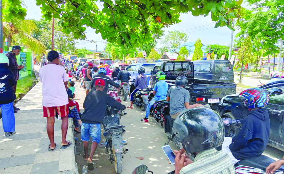 antrean bbm papua