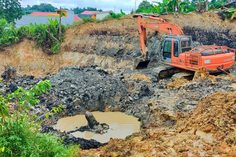 Lokasi penemuan bom udara sisa perang dunia kedua yang diduga masih aktif di Tarakan, Kalimantan Utara, Minggu (21/11). Foto : Antara/Susylo Asmalyah.