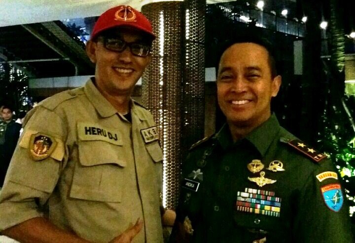 Heru S. Djanbi, ketua umum PP AKBM (kiri) bersama Panglima TNI Jenderal Andika Perkasa saat masih menjabat Pangdam XII/Tanjungpura dan berpangkat Mayjen. Foto : Dok Pribadi/ Heru S. Djanbi