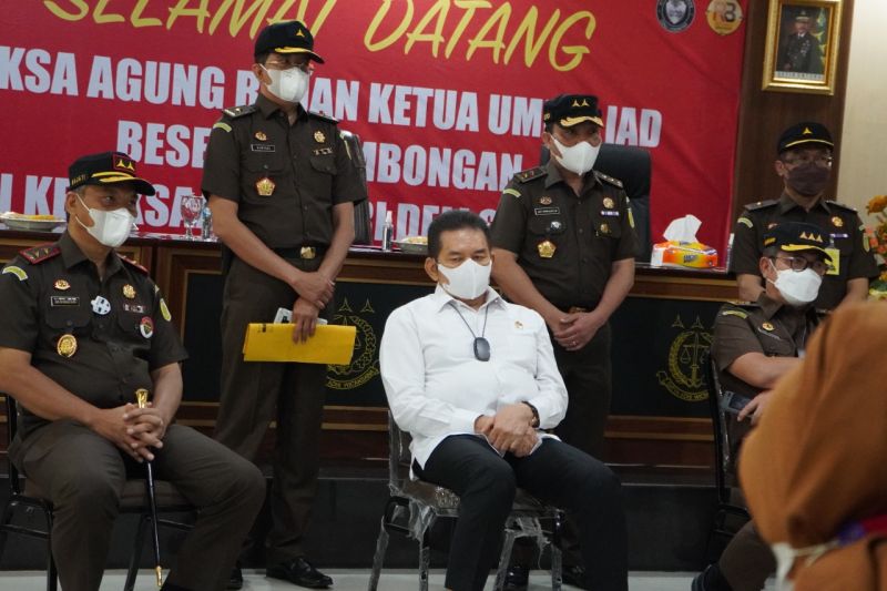 Jaksa Agung saksikan pemberian Surat Keputusan Penghentian Penuntutan (SKP2) kepada tersangka kasus penganiayaan terhadap pembeli daging kikil lewat keadilan restoratif di Kejaksaan Negeri Deli Serdang, Sumatera Utara, Kamis (11/11/2021). Foto : Puspenkum Kejaksaan Agung