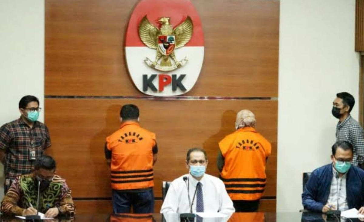 Bupati Kolaka Timur, Andi Merya Nur dan Kepala BPBD Kolaka Timur, Anzarullah ketika ditetapkan tersangka oleh KPK, Rabu (22/10/2021).