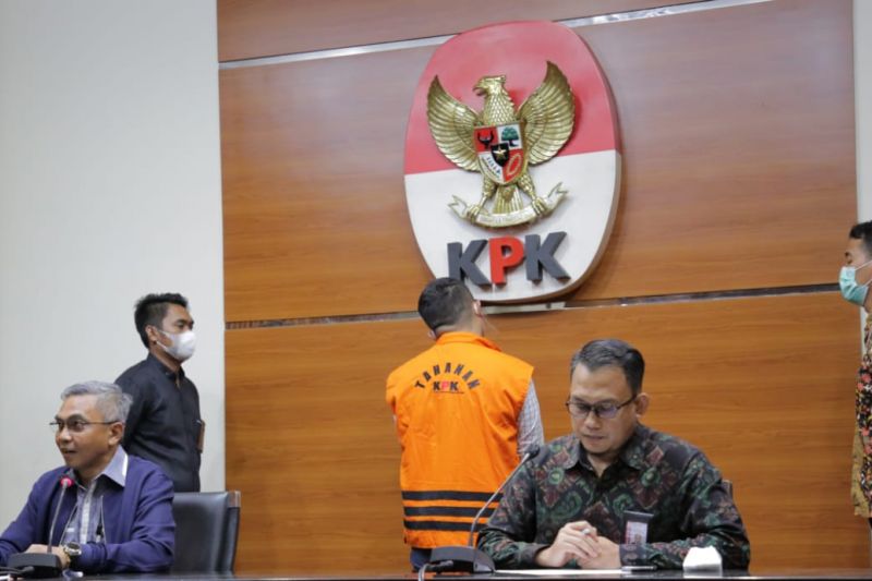 Direktur Penyidikan KPK Setyo Budiyanto (kiri) dan Plt Juru Bicara KPK Ali Fikri saat jumpa pers di Gedung KPK, Jakarta, Kamis (4/11/2021) terkait pengumuman dan penahanan tersangka Apif Firmansyah, orang kepercayaan mantan Gubernur Jambi Zumi Zola. Foto : Humas KPK