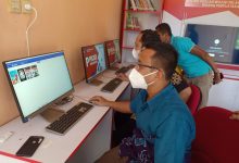 Sejumlah warga memanfatkan kehadiran Pojok Baca Digital (Pocadi) di 41 balai se-Indonesia, salah satunya di Balai Efata Kupang, Nusa Tenggara Timur (NTT). Foto : Kemensos