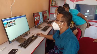 Sejumlah Warga Memanfatkan Kehadiran Pojok Baca Digital (Pocadi) Di 41 Balai Se-Indonesia, Salah Satunya Di Balai Efata Kupang, Nusa Tenggara Timur (Ntt). Foto : Kemensos