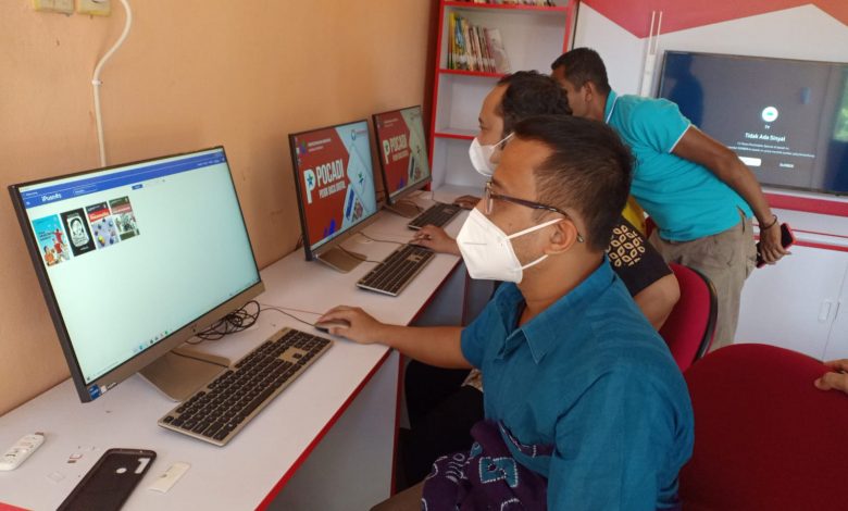 Sejumlah warga memanfatkan kehadiran Pojok Baca Digital (Pocadi) di 41 balai se-Indonesia, salah satunya di Balai Efata Kupang, Nusa Tenggara Timur (NTT). Foto : Kemensos