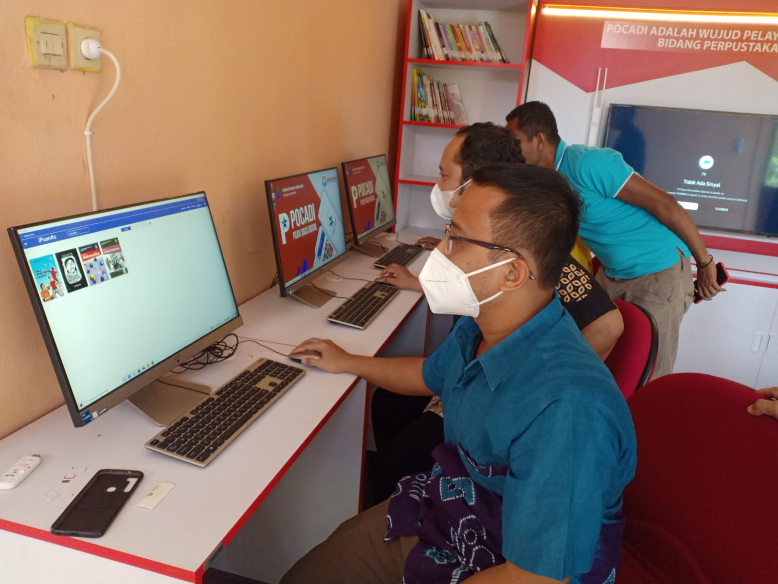 Sejumlah warga memanfatkan kehadiran Pojok Baca Digital (Pocadi) di 41 balai se-Indonesia, salah satunya di Balai Efata Kupang, Nusa Tenggara Timur (NTT). Foto : Kemensos