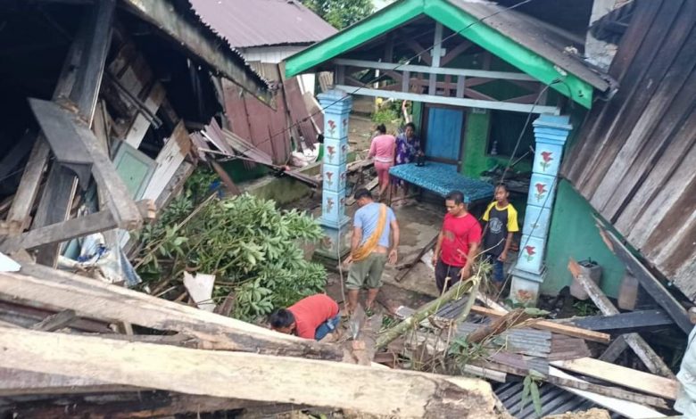 Kondisi rumah warga di Deli Serdang rusak berat akibat longsor. Foto: BPBD Kab. Deli Serdang