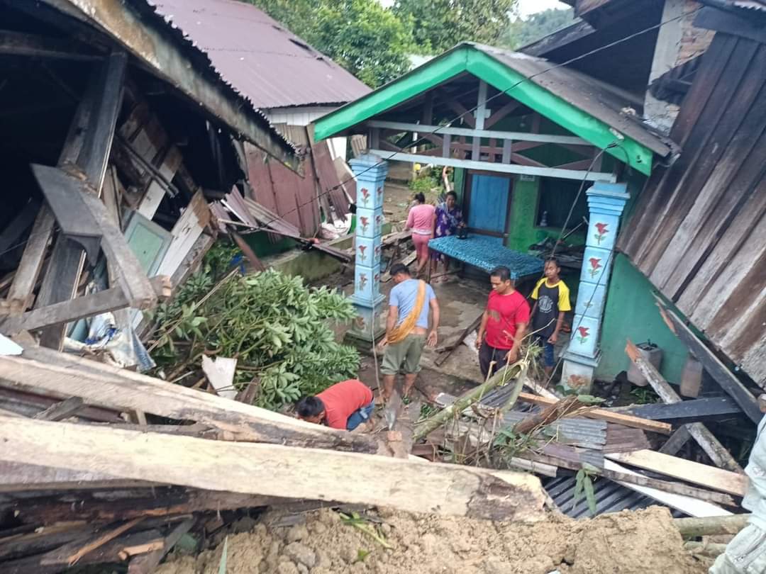 Kondisi rumah warga di Deli Serdang rusak berat akibat longsor. Foto: BPBD Kab. Deli Serdang
